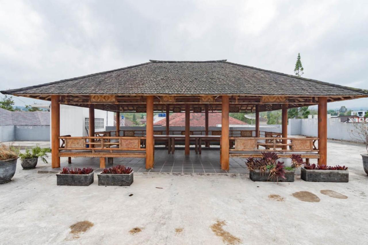 Hotel Reddoorz Near Lembang Park & Zoo 2 Esterno foto